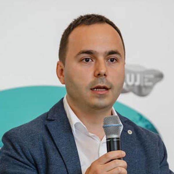 Ovidiu Cîmpean Co-Designer și Manager de Proiecte pentru Primăria Cluj, “Cluj Future of Work - FoW” Ovidiu Cîmpean Co-Designer și Manager de Proiecte pentru Primăria Cluj, “Cluj Future of Work - FoW”