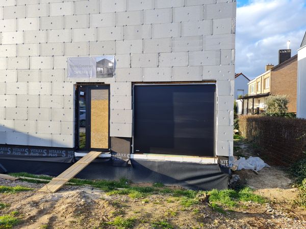 Installation porte de garage réalisée par l'équipe GEO CHASSIS