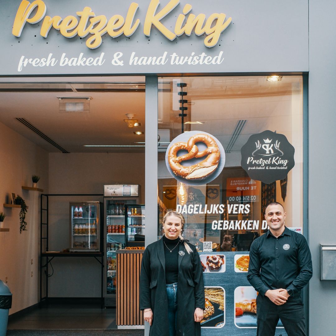 Emanuel en Mihaela voor de Pretzel King-bakkerij